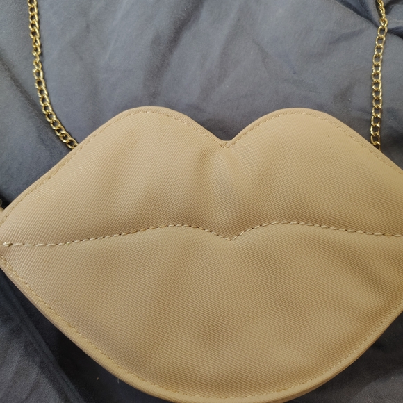 Handbags - Beige Lip-Shaped Mini Crossbody Bag with Gold Chain